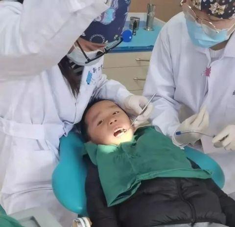 孩子拔牙视频,勇敢小勇士的蜕变之旅